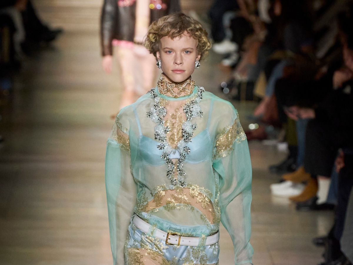 Eteryczna bluzka Bleu Glacier z H&amp;M. Photo launchmetrics/spotlight