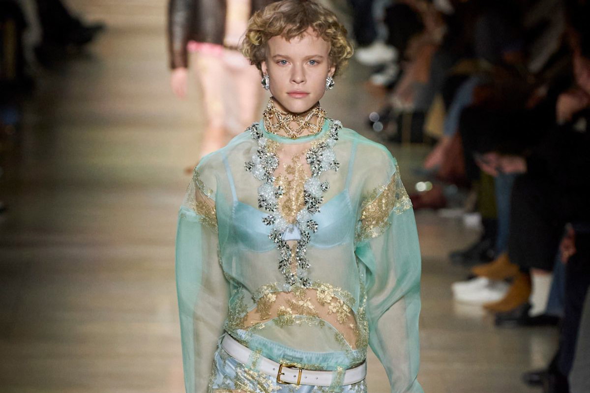 Eteryczna bluzka Bleu Glacier z H&M. Photo launchmetrics/spotlight