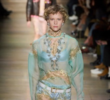 Eteryczna bluzka Bleu Glacier z H&M. Photo launchmetrics/spotlight