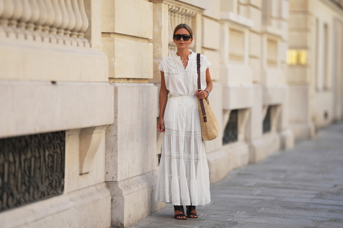 White prairie dress z Mango to romantyczna sukienka lata 2026