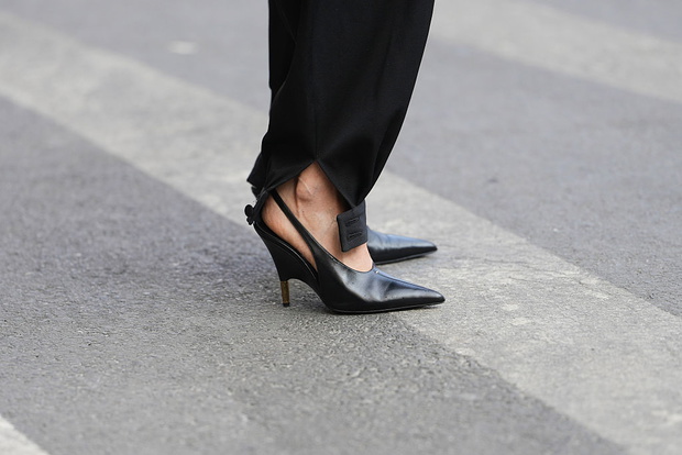 Jazz shoes wracają. Model z Massimo Dutti pasuje do midi