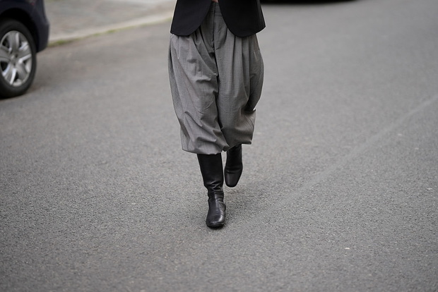 Harem pants wracają. Polskie marki mają modne modele