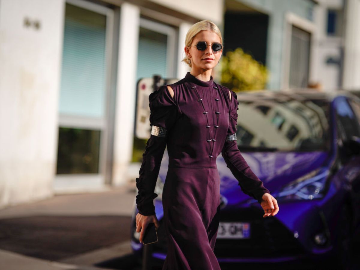 Drapowana sukienka w kolorze "byzantium purple" ze szczypankami z H&amp;M to hit na wesele 2026. Wygląda luksusowo, a kosztuje niecałe 130 zł