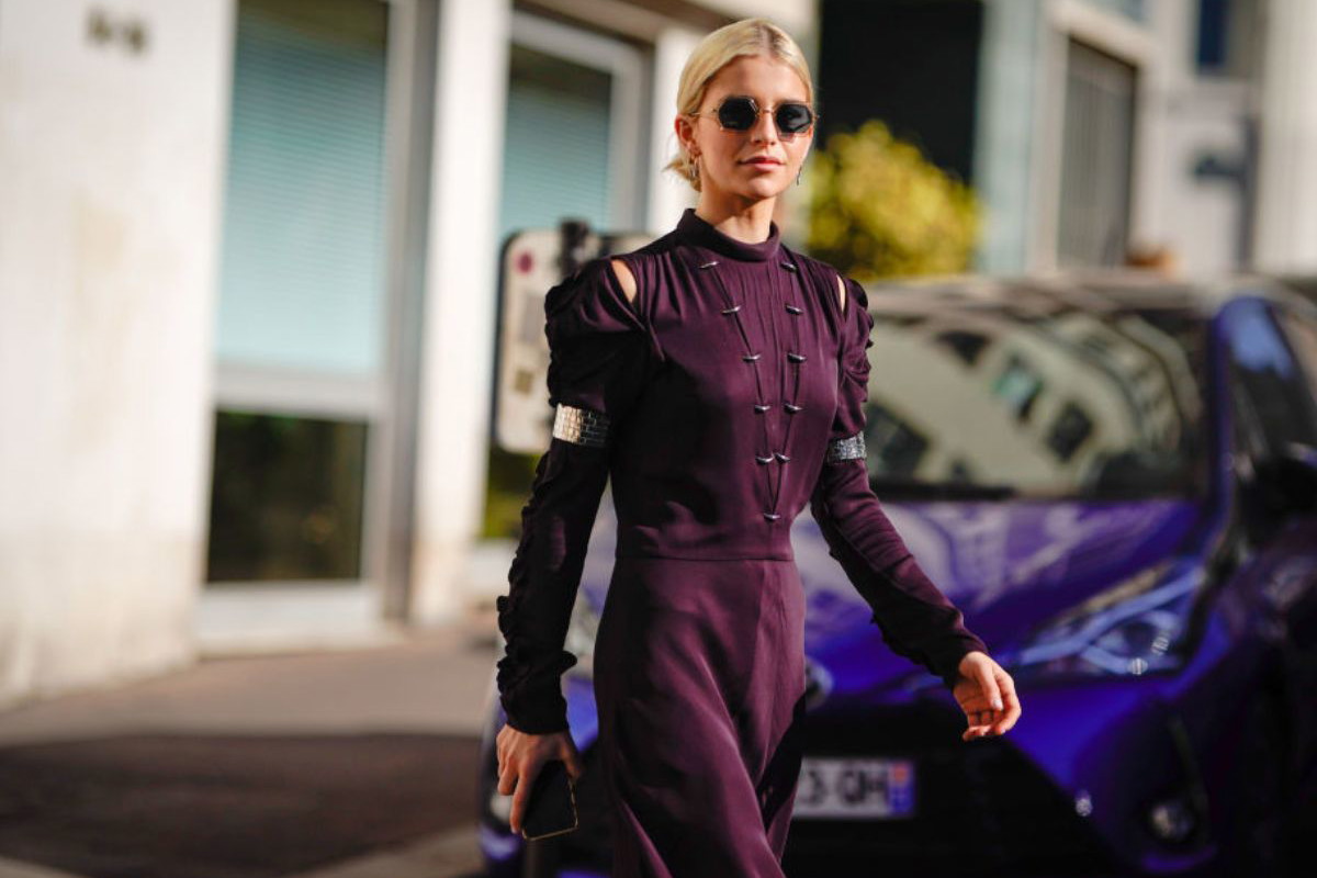 Drapowana sukienka w kolorze "byzantium purple" ze szczypankami z H&M to hit na wesele 2026. Wygląda luksusowo, a kosztuje niecałe 130 zł
