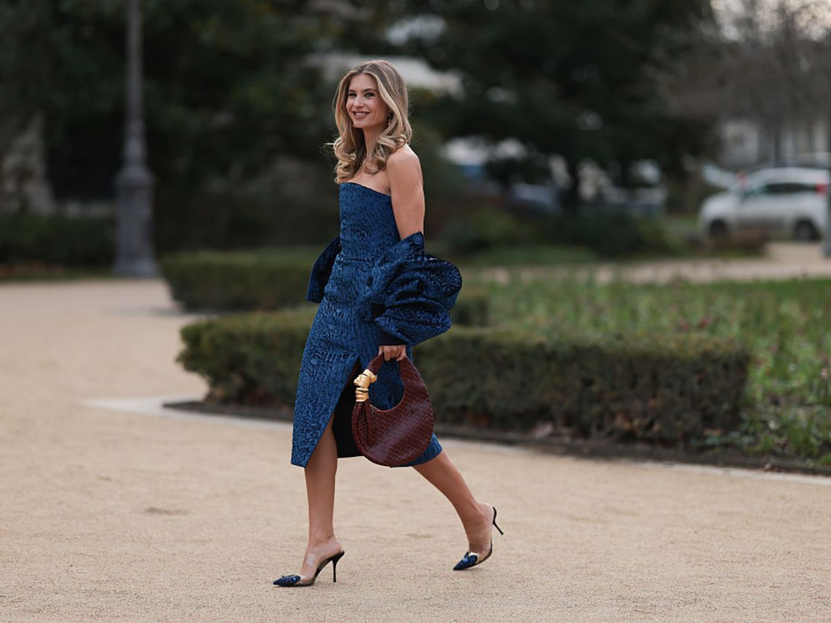 Jeansowa „balloon dress” z włóknami ananasa to hit na lato w stylu Paryżanek. Właśnie trafiła na promocję -30%