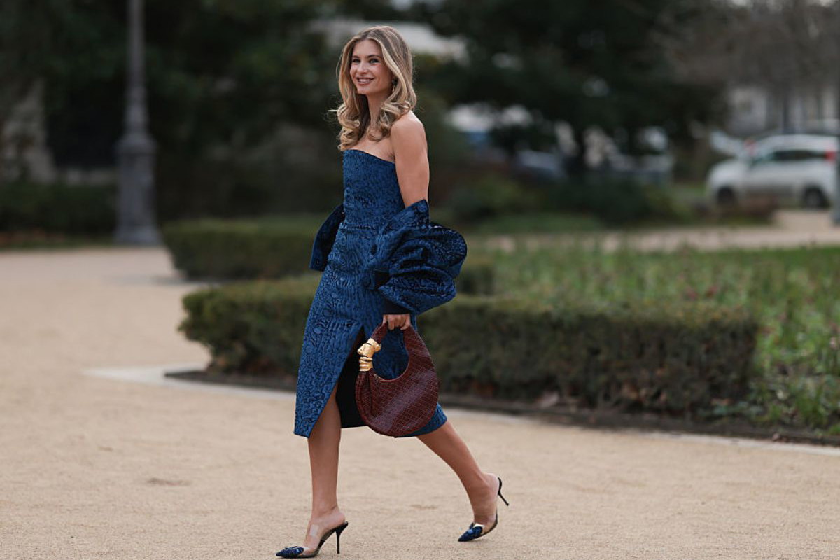 Jeansowa „balloon dress” z włóknami ananasa to hit na lato w stylu Paryżanek. Właśnie trafiła na promocję -30%