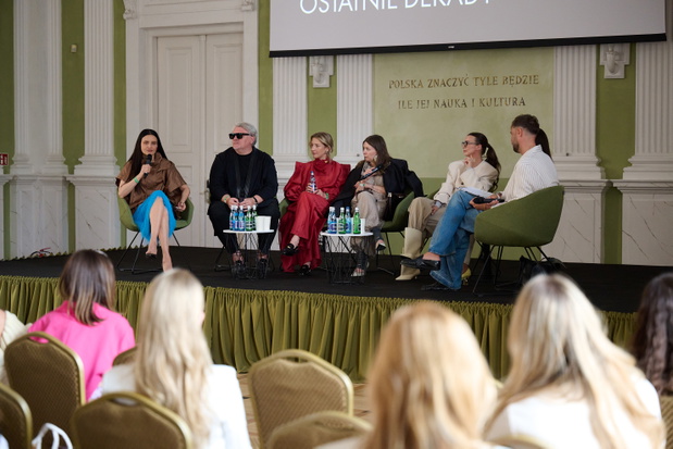 Od lewej: Joanna Horodyńska, Rafał Michalak, Lara Gessler, Ilona Majer, Katarzyna Sokołowska, Agnieszka Ścibior i Marcin Świderek