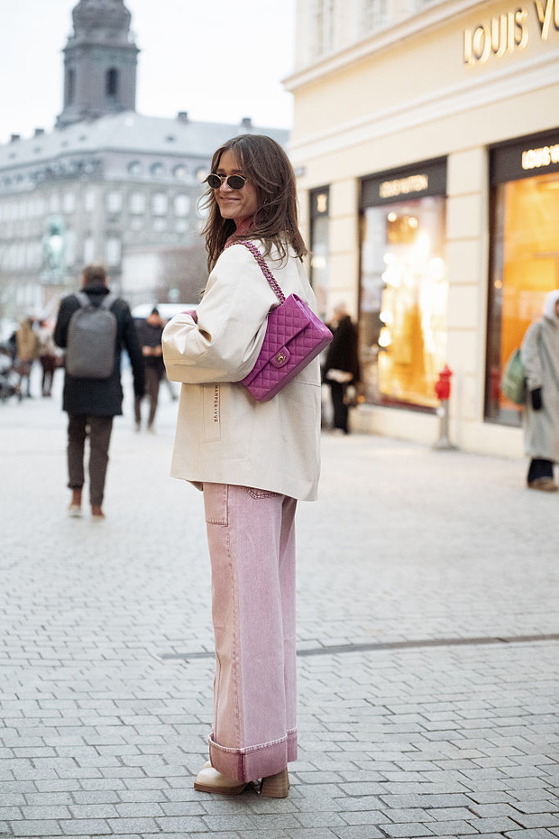 Powder pink denim to nowa klasyka zamiast błękitnych jeansów