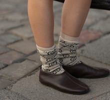 Jazz shoes wracają. Model z Massimo Dutti pasuje do midi