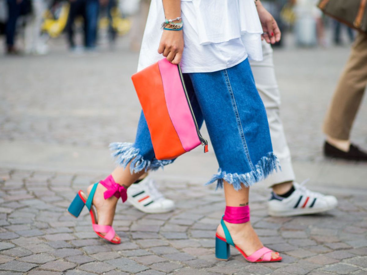 Już nie czarne japonki. Stylowe Hiszpanki stawiają teraz na kolorowe "block heel sandals" z podeszwą „Spanish pink”. Idealne do sukienki