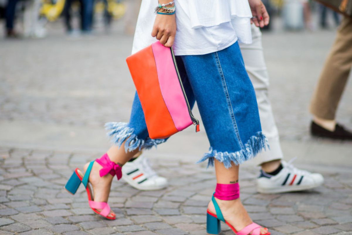 Już nie czarne japonki. Stylowe Hiszpanki stawiają teraz na kolorowe "block heel sandals" z podeszwą „Spanish pink”. Idealne do sukienki