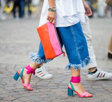 Już nie czarne japonki. Stylowe Hiszpanki stawiają teraz na kolorowe "block heel sandals" z podeszwą „Spanish pink”. Idealne do sukienki