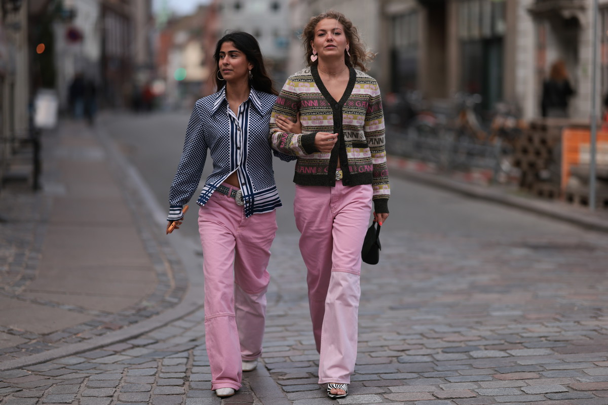 Powder pink denim to nowa klasyka zamiast błękitnych jeansów