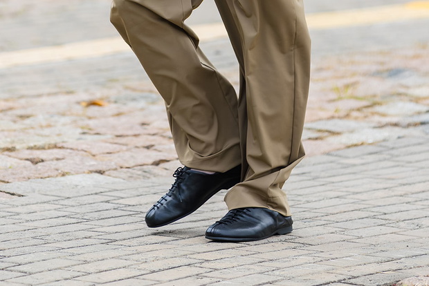 Jazz shoes wracają. Model z Massimo Dutti pasuje do midi