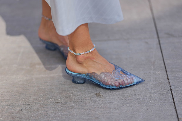 Jelly mules wracają latem 2026. Tessa Thompson już je nosi