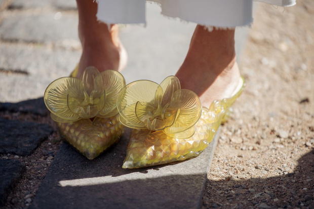 Jelly mules wracają latem 2026. Tessa Thompson już je nosi