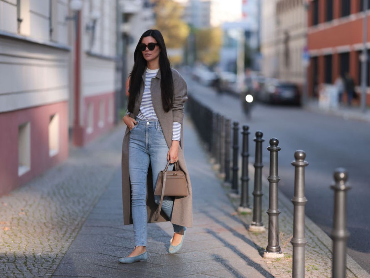 Jeansowe baleriny slip-on z retro wzorem to mocna konkurencja dla minimalistycznych Mary Jane. Do sukienki i spodni capri
