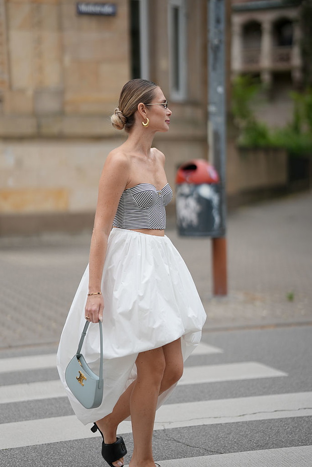 White poplin skirt to spódnica, którą Francuzki noszą latem 2026