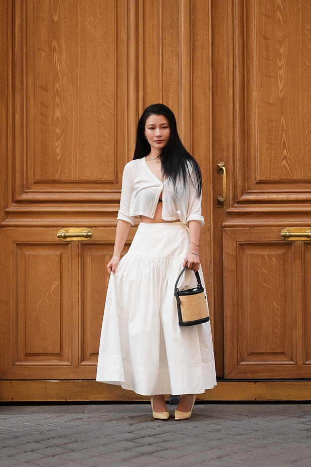 White poplin skirt to spódnica, którą Francuzki noszą latem 2026