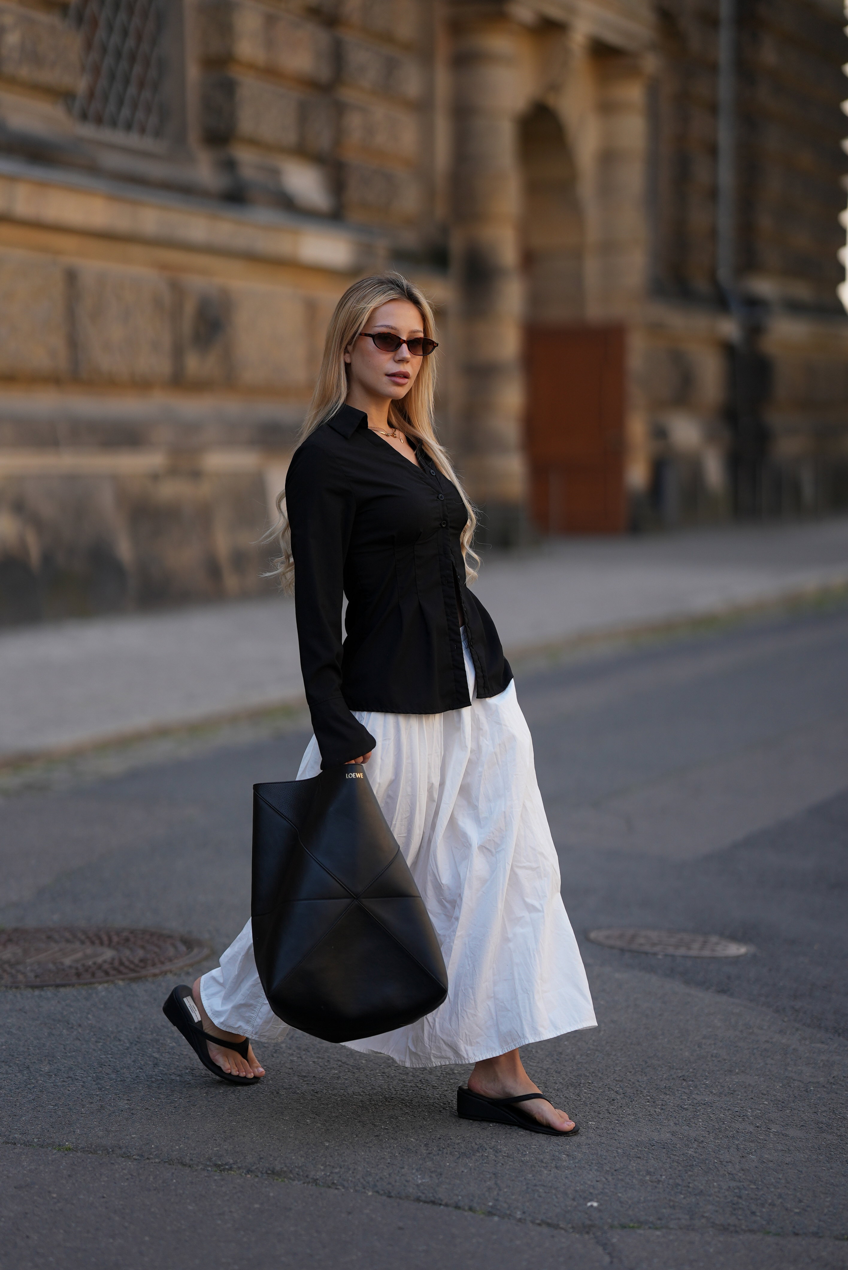 White poplin skirt to spódnica, którą Francuzki noszą latem 2026