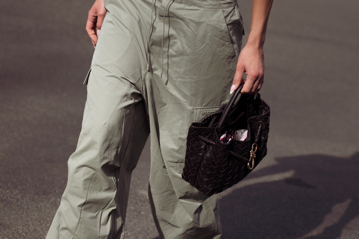 Soft cargo trousers to modne spodnie na lato 2026