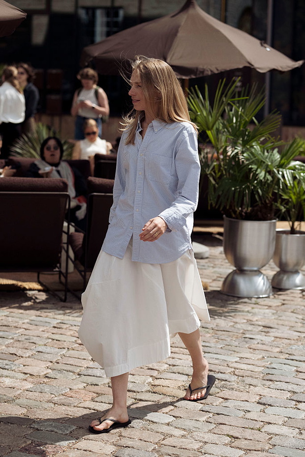 White poplin skirt to spódnica, którą Francuzki noszą latem 2026