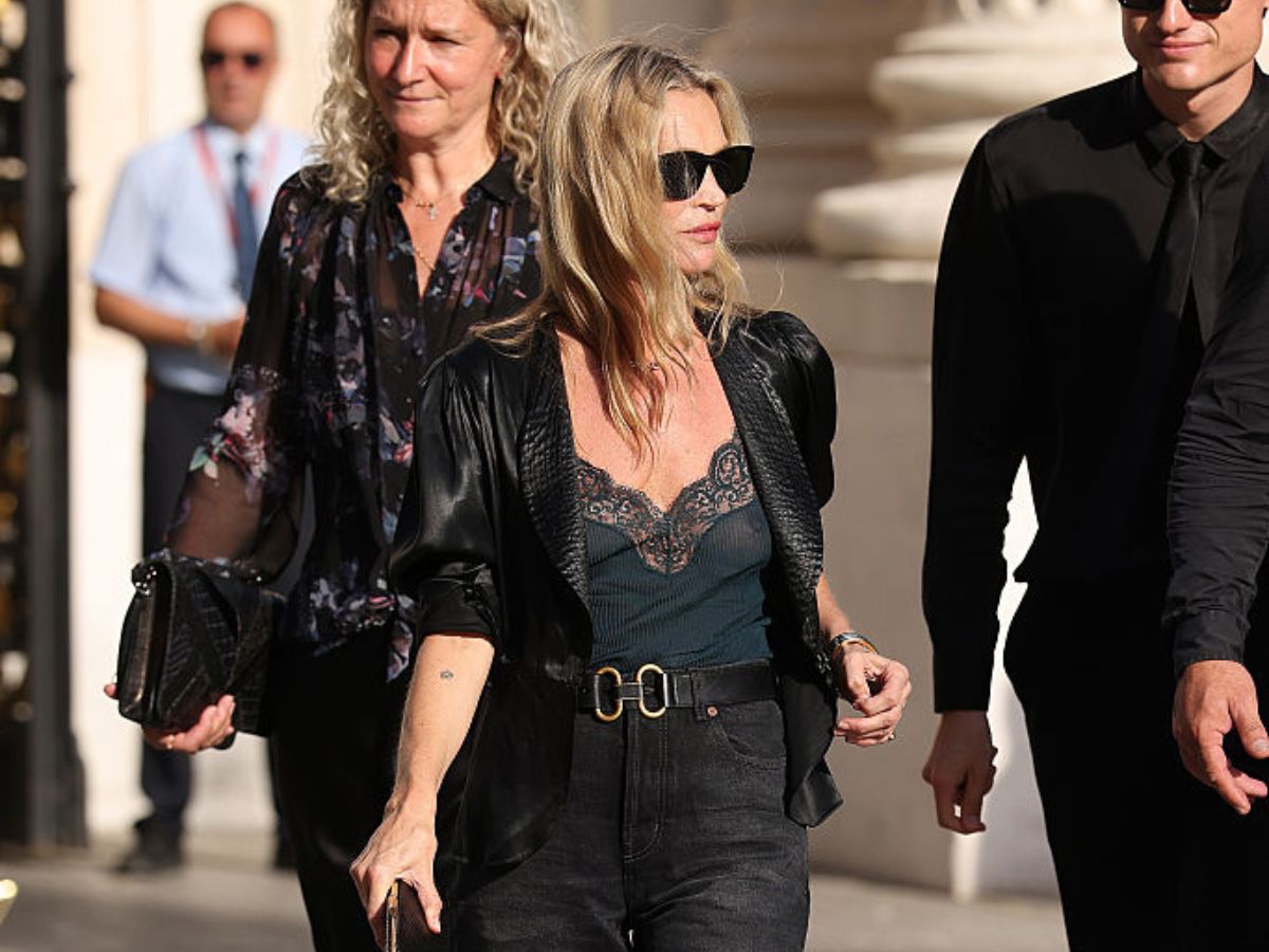 Kate Moss stawia na „lace-trim top” zamiast koszuli do jeansów 7/8. Podobny  znalazłam w H&amp;M