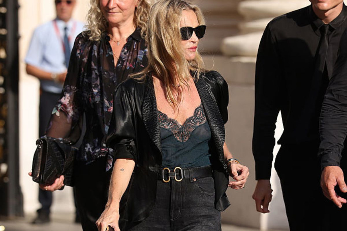 Kate Moss stawia na „lace-trim top” zamiast koszuli do jeansów 7/8. Podobny znalazłam w H&M