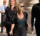 Kate Moss stawia na „lace-trim top” zamiast koszuli do jeansów 7/8. Podobny znalazłam w H&M