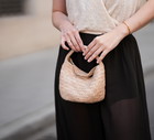 Mini raffia bag to najmodniejsza mała torebka lata 2026