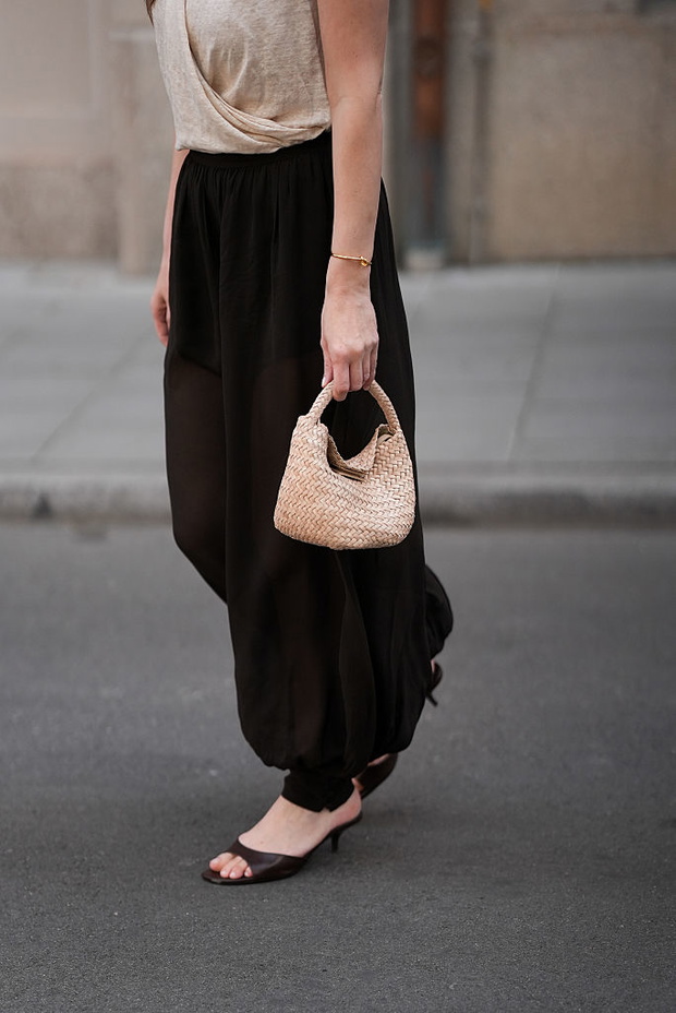 Mini raffia bag to najmodniejsza mała torebka lata 2026