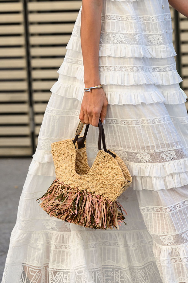 Mini raffia bag to najmodniejsza mała torebka lata 2026