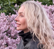 Jej sukienka to Zimmermann za 6 tys. zł. W H&M, Reserved i Sinsay znalazłam podobne na wyprzedaży
