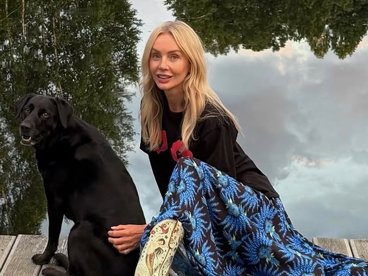 Jej spódnica midi to kwintesencja wakacji 2026 w stylu "Boho chic". W H&amp;M znalazłam podobną