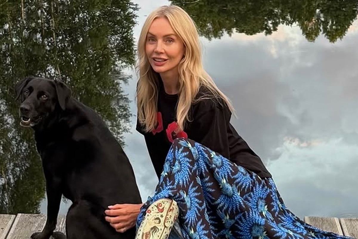 Jej spódnica midi to kwintesencja wakacji 2026 w stylu "Boho chic". W H&M znalazłam podobną