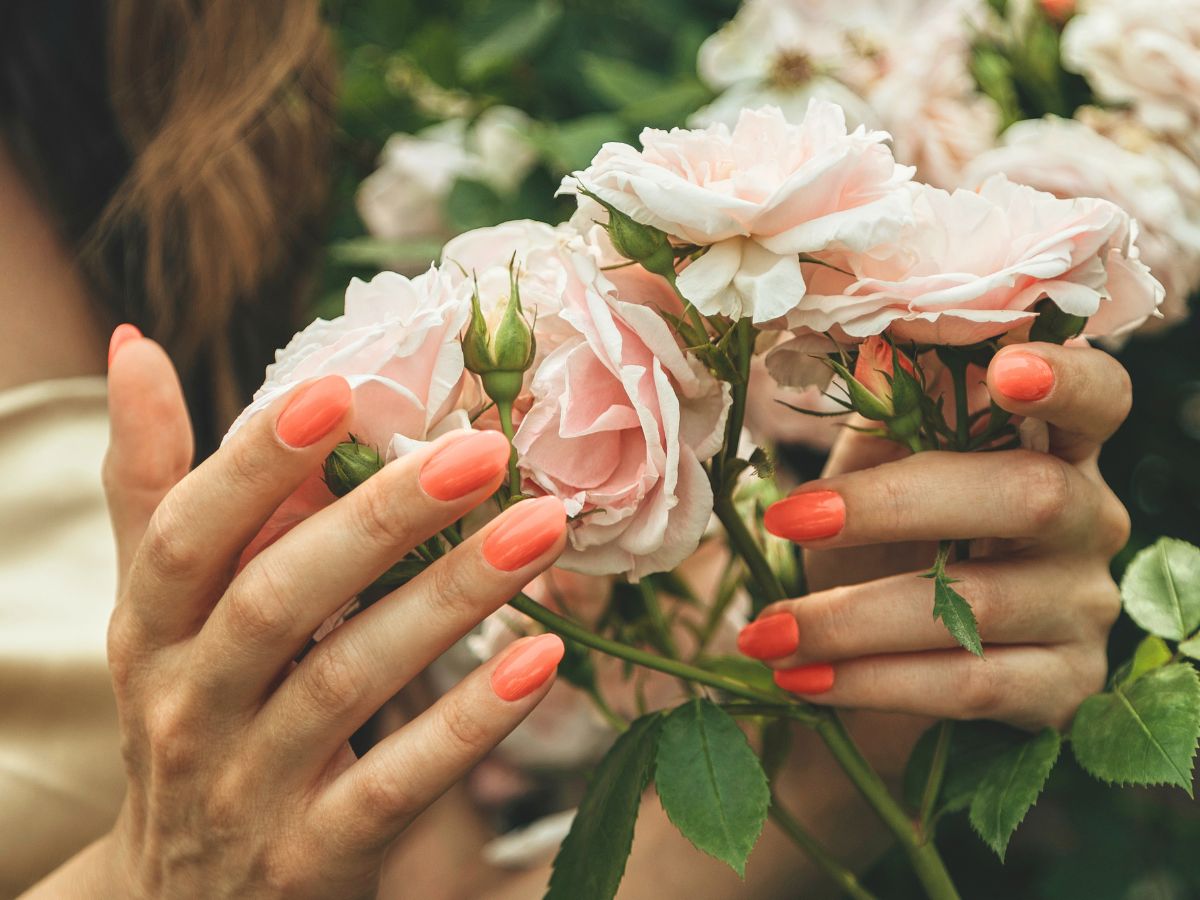 Manicure hybrydowy w tym kolorze to nasz wybór na lato 2026