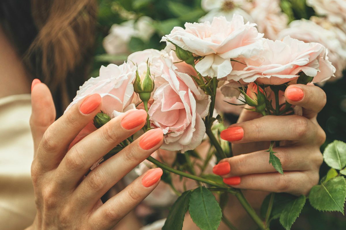 Manicure hybrydowy w tym kolorze to nasz wybór na lato 2026