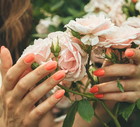 Manicure hybrydowy w tym kolorze to nasz wybór na lato 2026