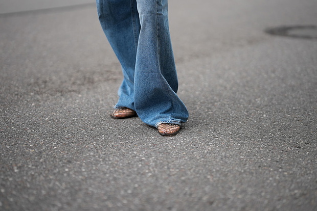Ażurowe jelly flats na lato 2026. Praktyczne buty do miasta i na plażę