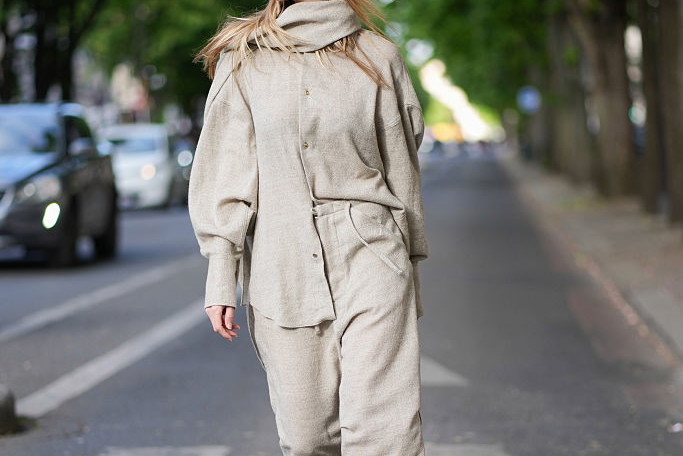 Lniana bomberka H&M na lato 2026. Jak ją nosić?