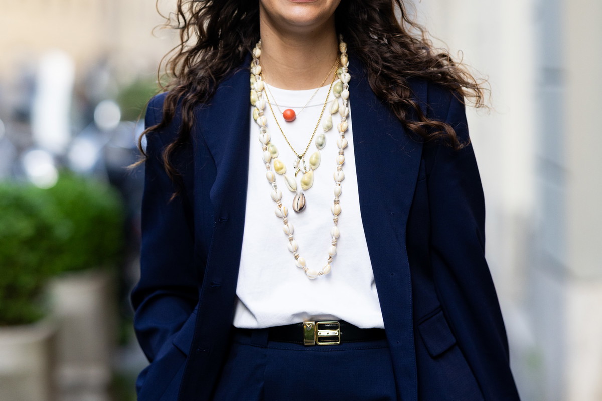 Shell pendant necklace z Massimo Dutti ożywia białą koszulę