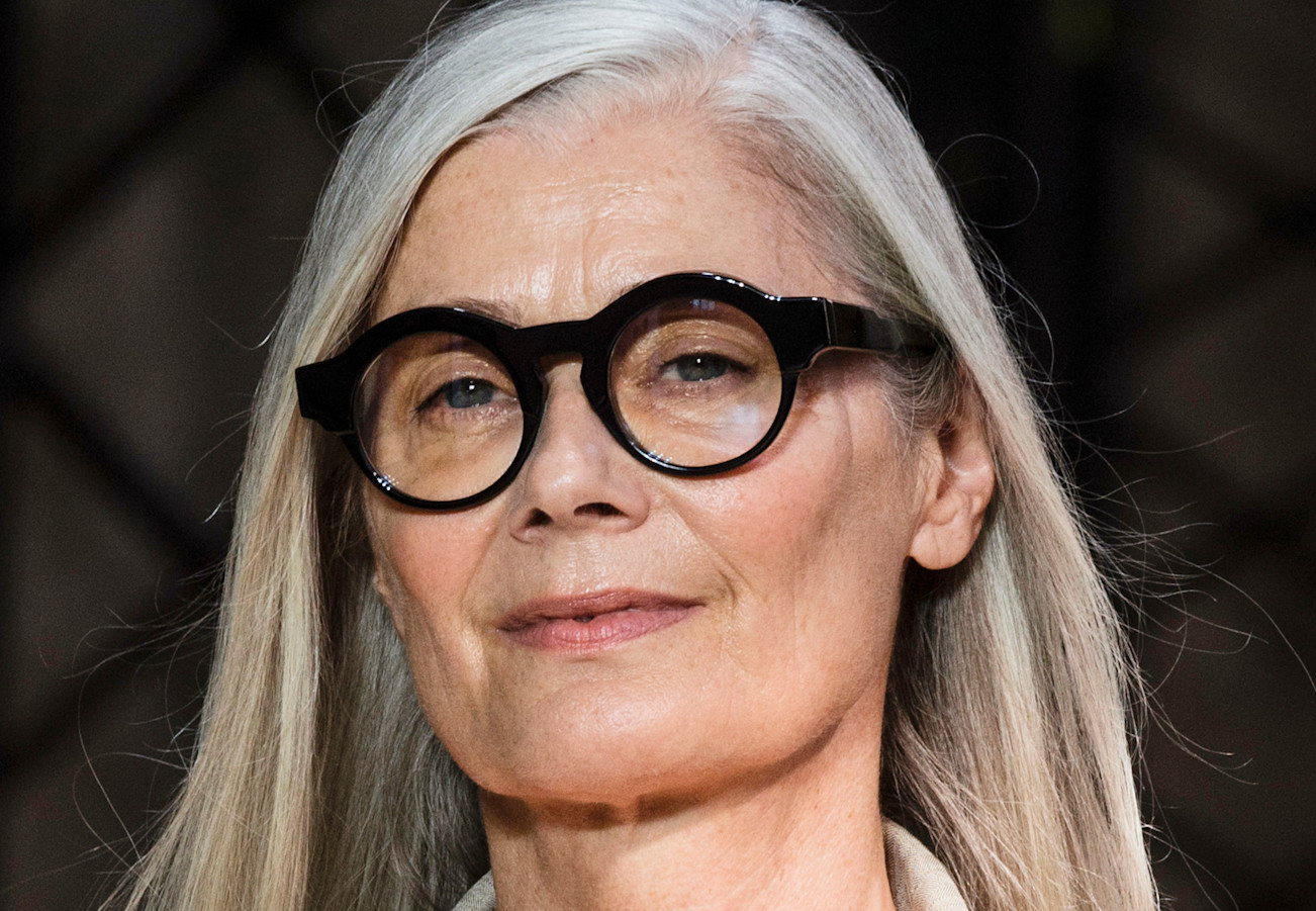 Moja mama 60+ po latach przestaje farbować włosy. Te 4 kosmetyki do siwych włosów sama jej poleciłam