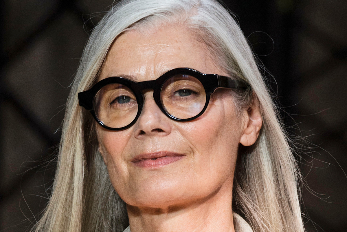Moja mama 60+ po latach przestaje farbować włosy. Te 4 kosmetyki do siwych włosów sama jej poleciłam