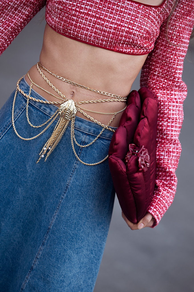 Shell pendant necklace z Massimo Dutti ożywia białą koszulę