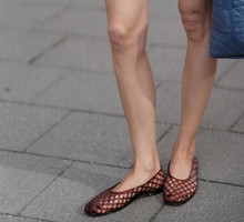 Ażurowe jelly flats na lato 2026. Praktyczne buty do miasta i na plażę