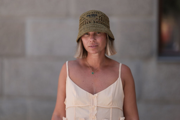 Dzianinowy bucket hat na lato 2026. Jak nosić go do sukienki i garnituru?