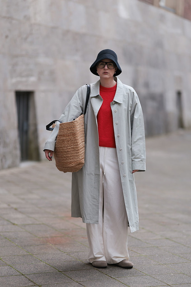 Dzianinowy bucket hat na lato 2026. Jak nosić go do sukienki i garnituru?