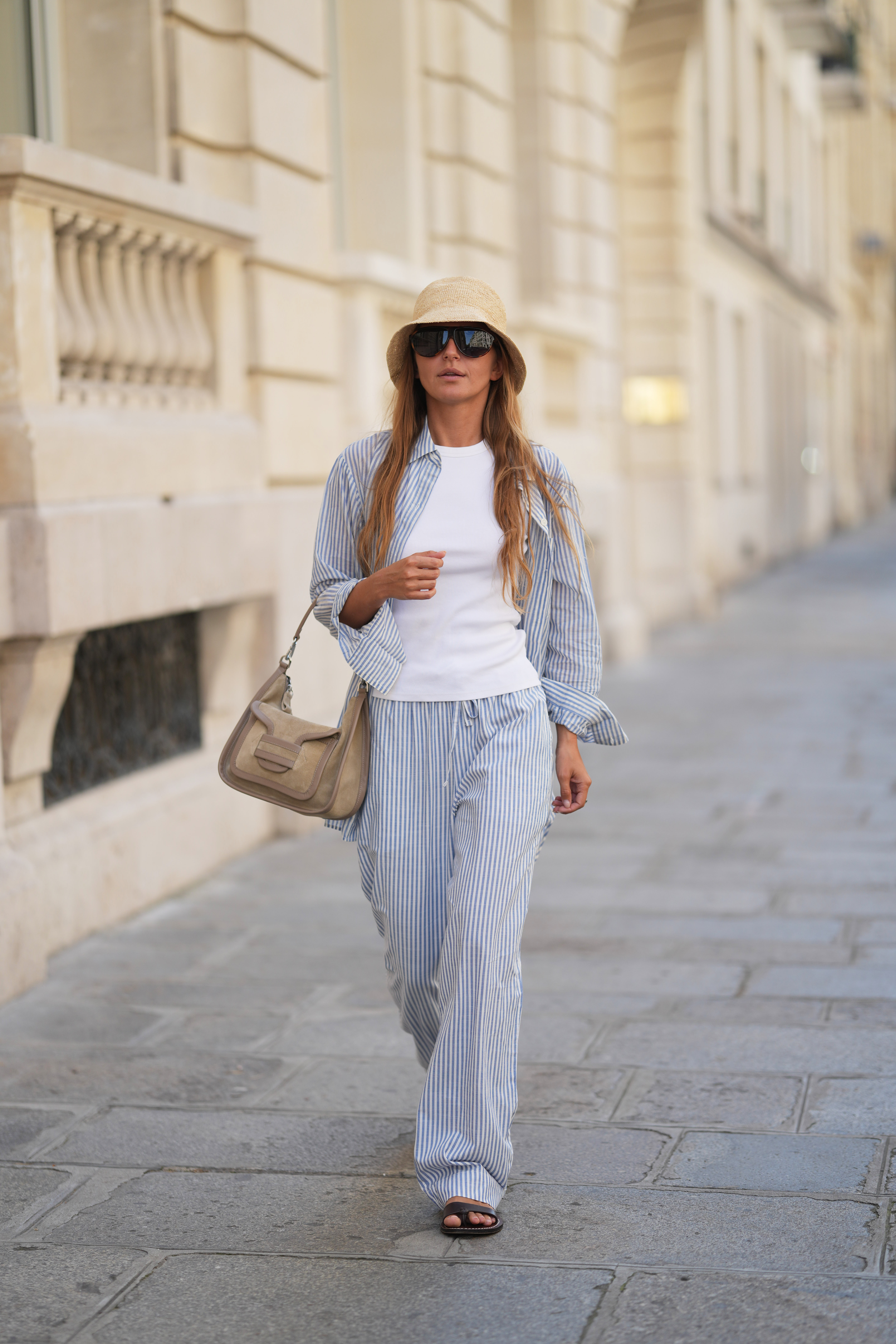 Dzianinowy bucket hat na lato 2026. Jak nosić go do sukienki i garnituru?