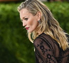 To ulubiony korektor Kate Moss. Ikona lat 90. Stosuje go w 2 odcieniach zamiast podkładu