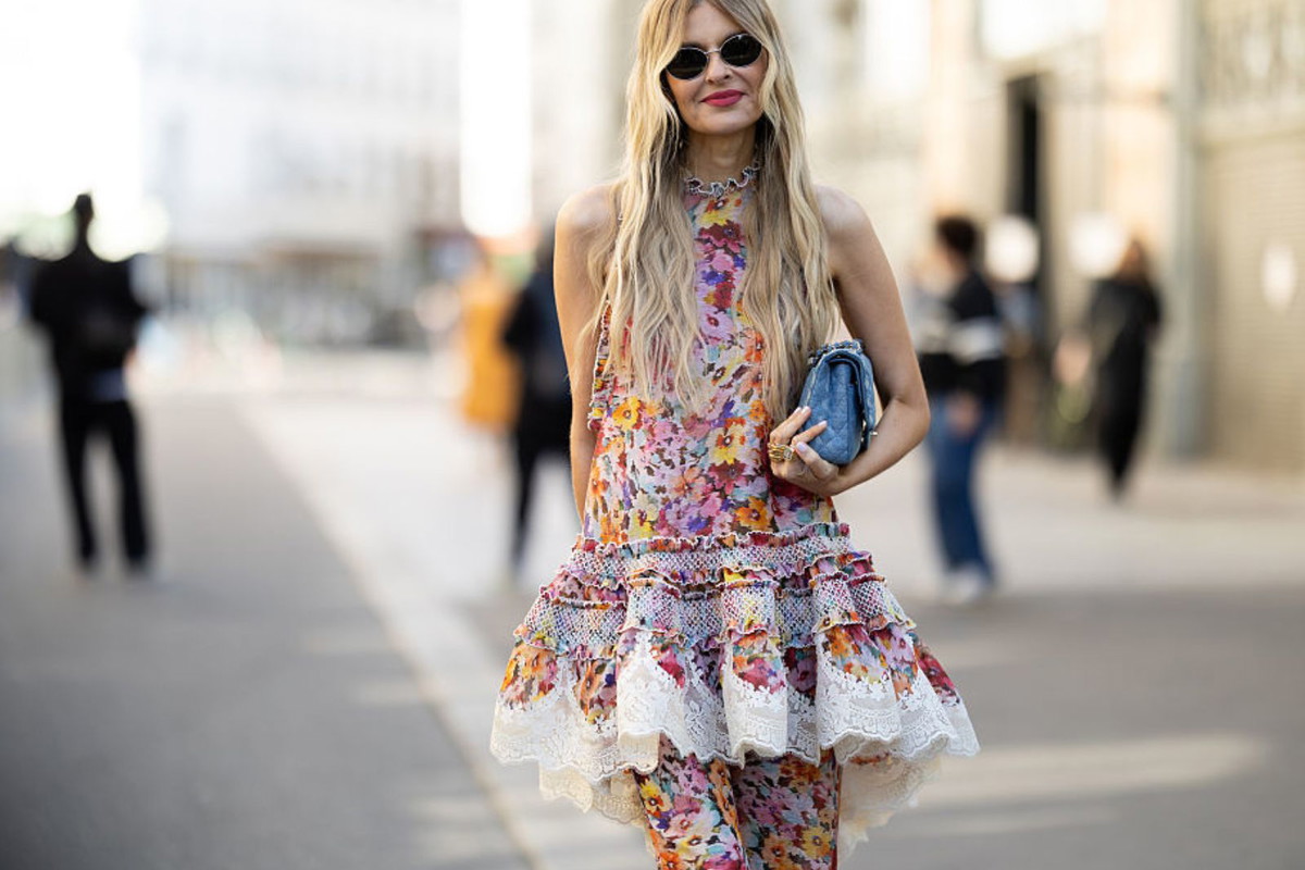 Top 7 sukienek z „floral print" z wyprzedaży, które wyglądają jak z włoskiego butiku